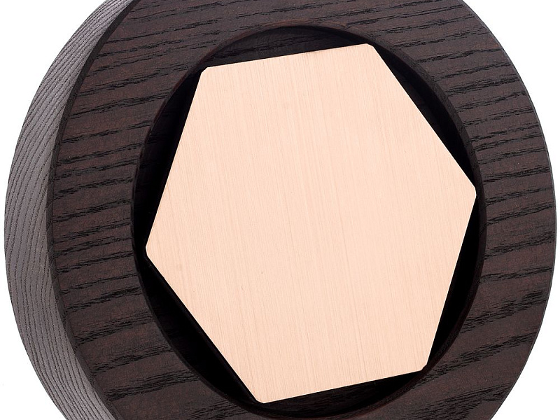 Стела Constanta Dark, с бронзовым шестигранником