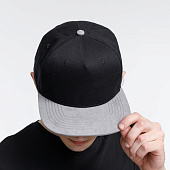 Бейсболка Foreside с прямым козырьком, черная с серым