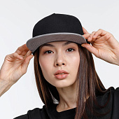 Бейсболка Foreside с прямым козырьком, черная с серым