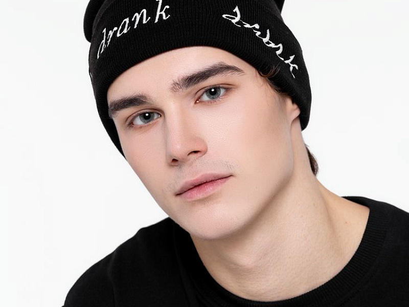 Шапка с вышивкой Drunk, черная