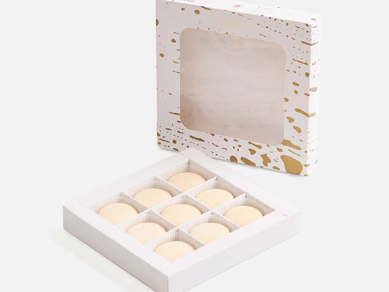 Набор из 9 пирожных макарон, в коробке с окошком